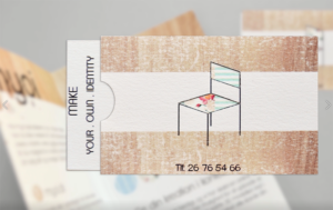 Visitkort trækkes ud af visitkortholder, og en udskæring i holderen skaber illusionen af, at en stol ompolstres til en anden type stof