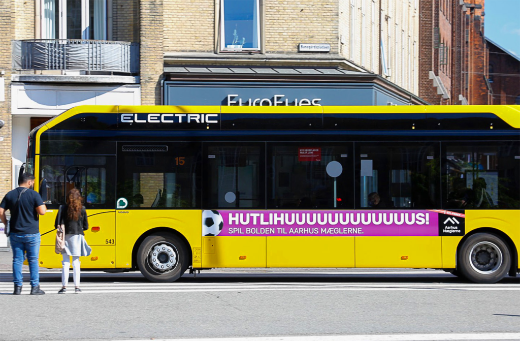 Bybus med Aarhus Mæglerne annonce på siden