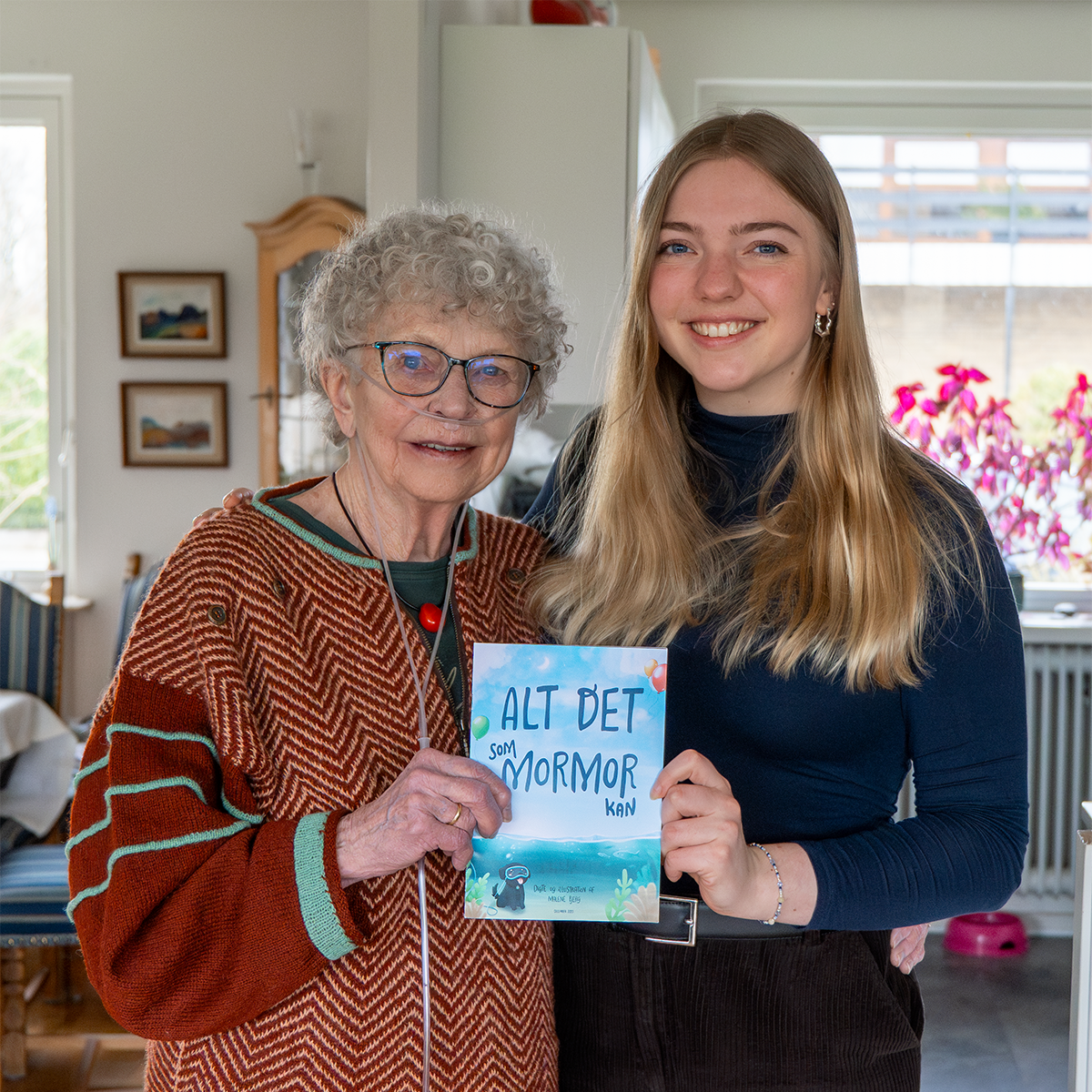 Anni Bjerg og Malene Bjerg med bogen "Alt det som mormor kan"